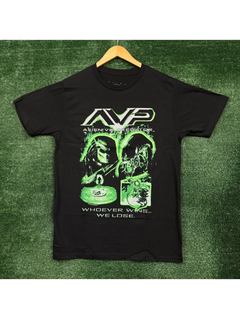 Alien vs Predator Whoever Wins We Lose Movie Poster T-Shirt Size Medium